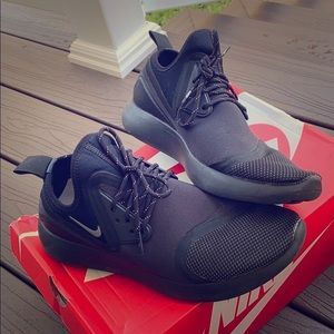 NIKE LUNARCHARGE ESSENTIAL